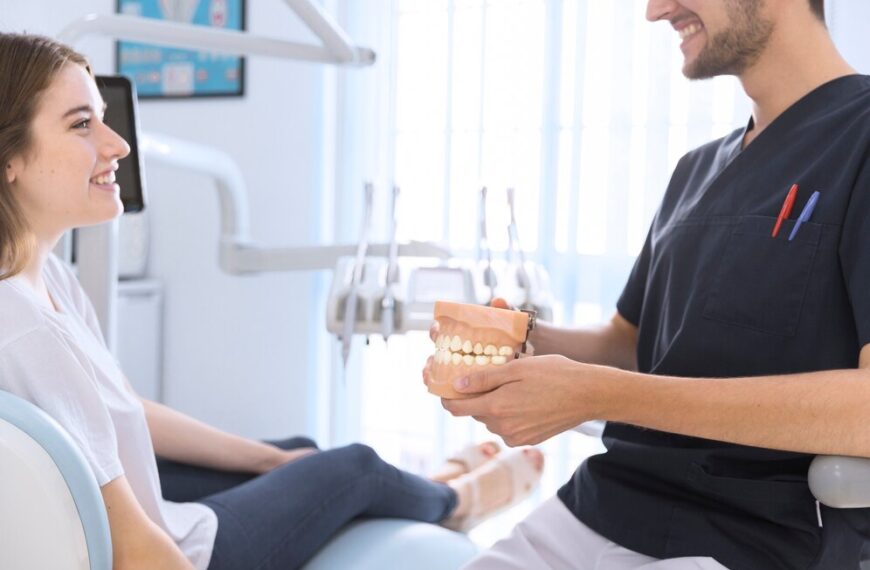 Che cosa comprende una visita odontoiatrica di routine?