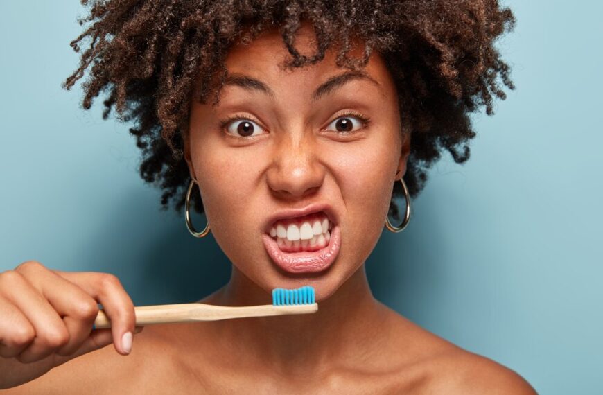 Spazzolare troppo forte può danneggiare i denti?