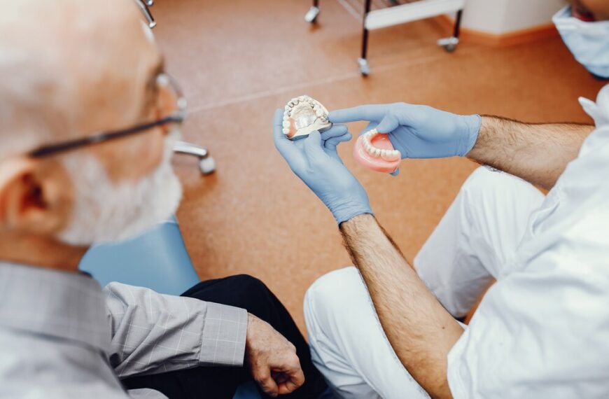 Quale tipo di protesi dentale è più adatto alle mie esigenze, tra ponti, corone, dentiere fisse o mobili?